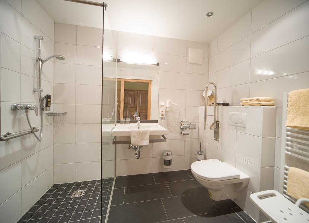 Deluxe Double Room Bath,917960338:JPEG